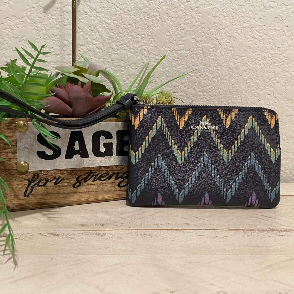 Corner zip wristlet